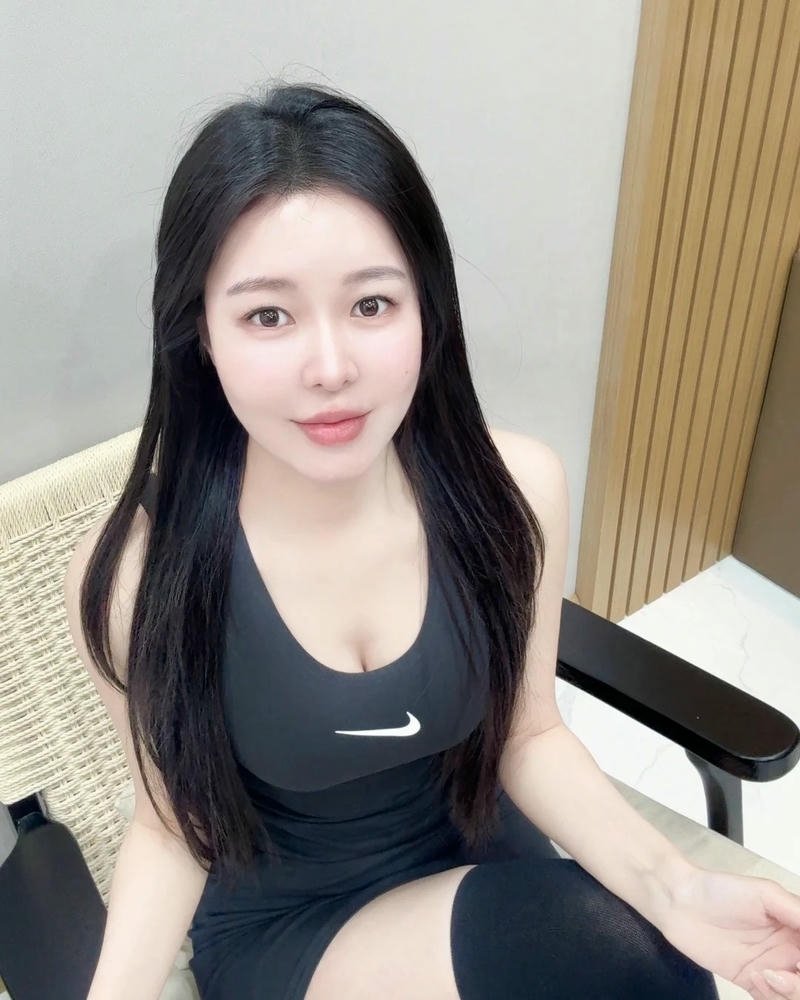 Người mẫu hàn quốc mặc áo đen ngồi thư giãn xinh đẹp