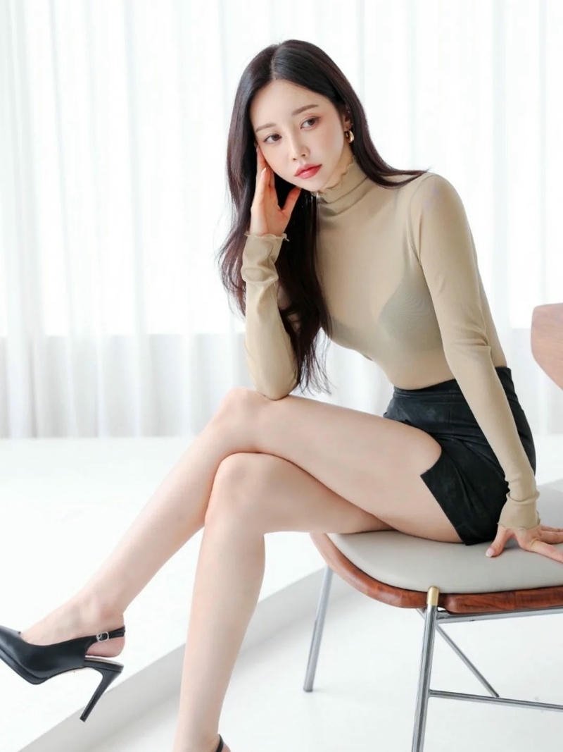 Người mẫu hàn quốc mặc váy ngắn khoe chân dài miên man