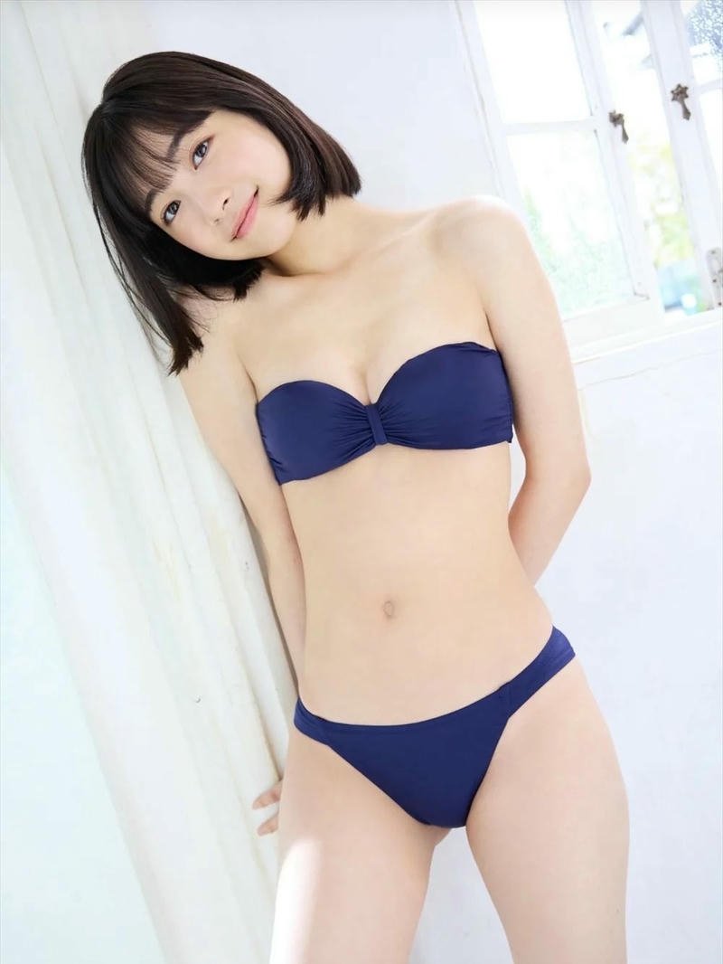 Người mẫu nhật bikini xanh đậm dáng đứng