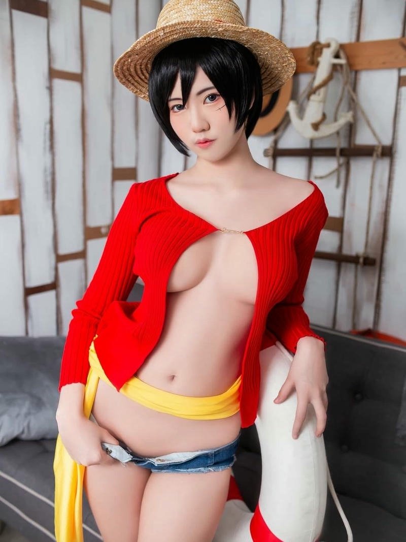 One Piece cosplay Luffy phiên bản nữ mặc bikini gợi cảm