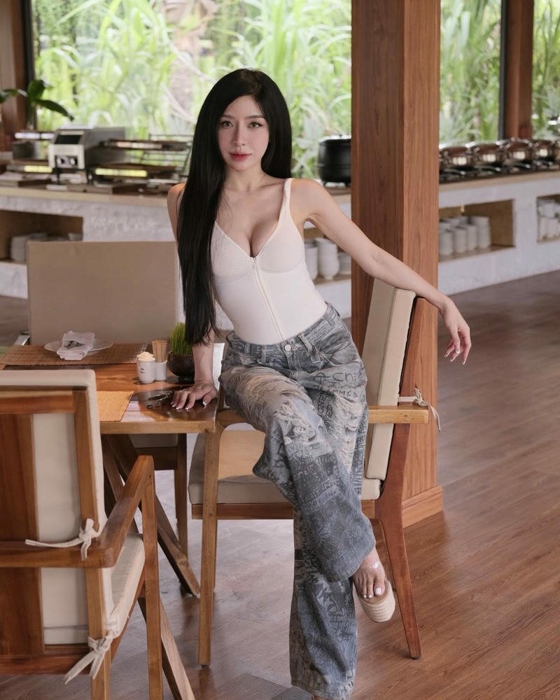 Phạm Hồng Nhung gợi cảm mặc áo tắm ngồi quán cafe