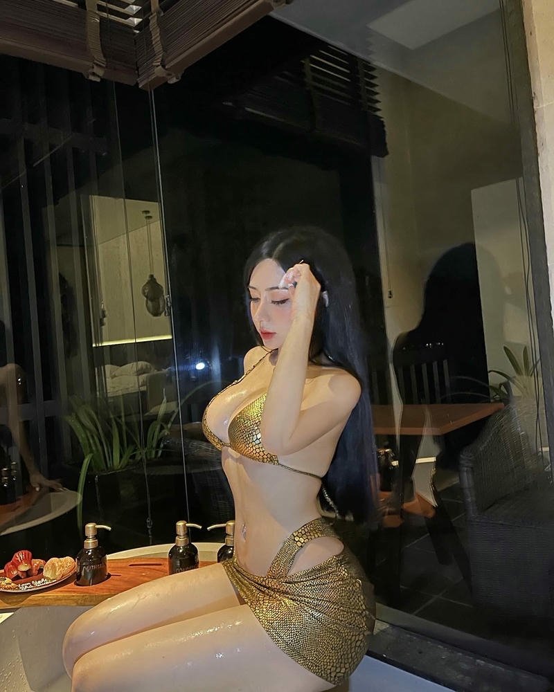 Phạm Hồng Nhung mặc bikini vàng ngồi thư giãn trong phòng