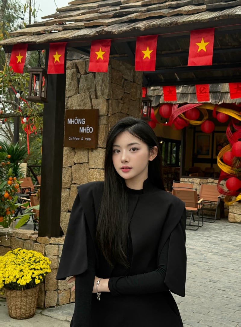 Quỳnh Trương cá tính mặc đồ đen giữa phố lồng đèn