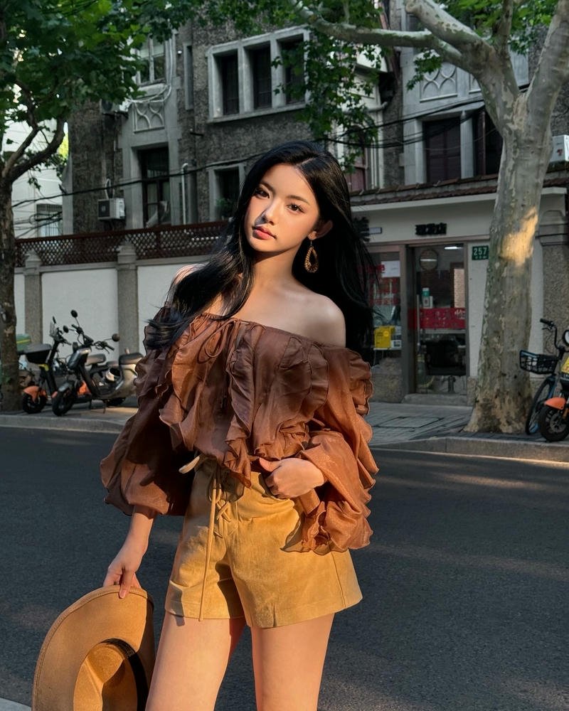 Quỳnh Trương cuốn hút mặc áo nâu đứng giữa phố đêm