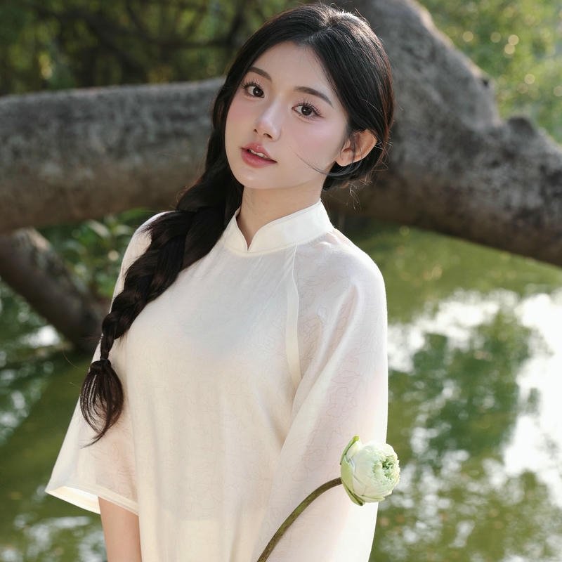 Quỳnh Trương dịu dàng mặc áo dài trắng dưới gốc cây