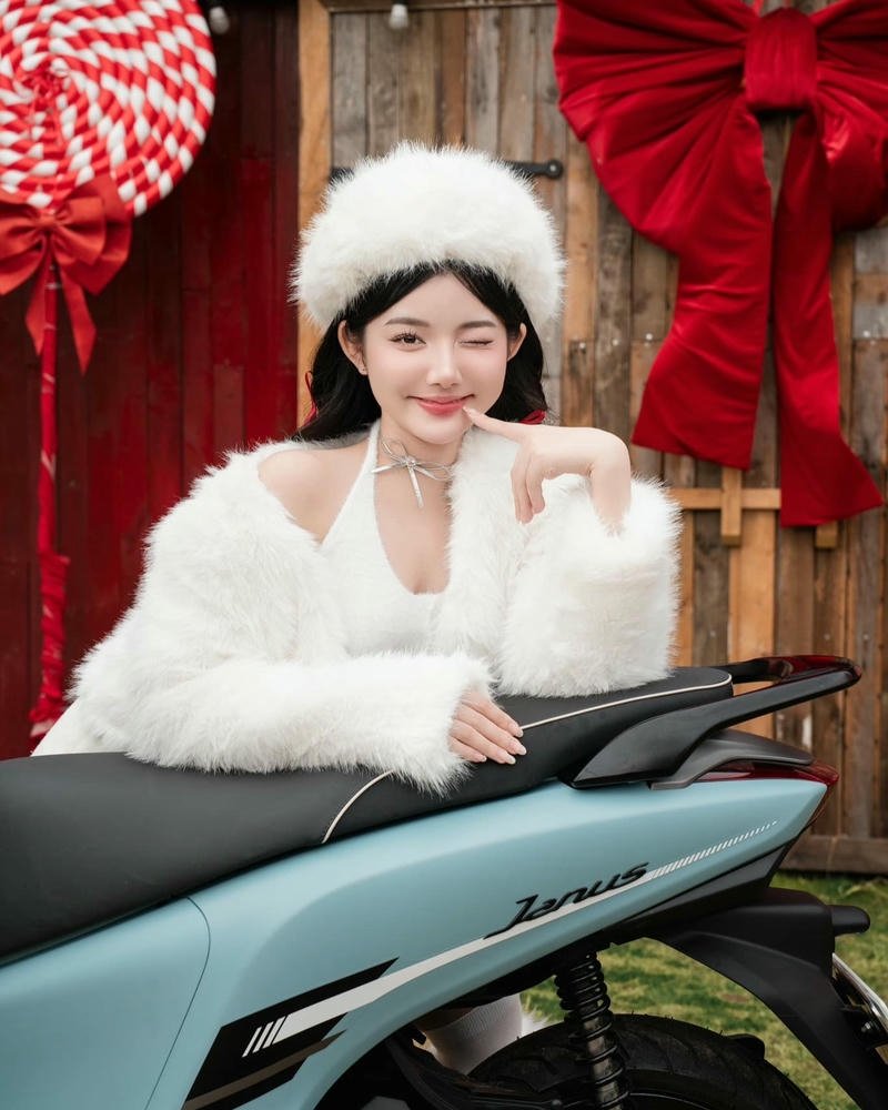Quỳnh Trương đón Tết mặc đồ trắng ngồi xe máy đỏ