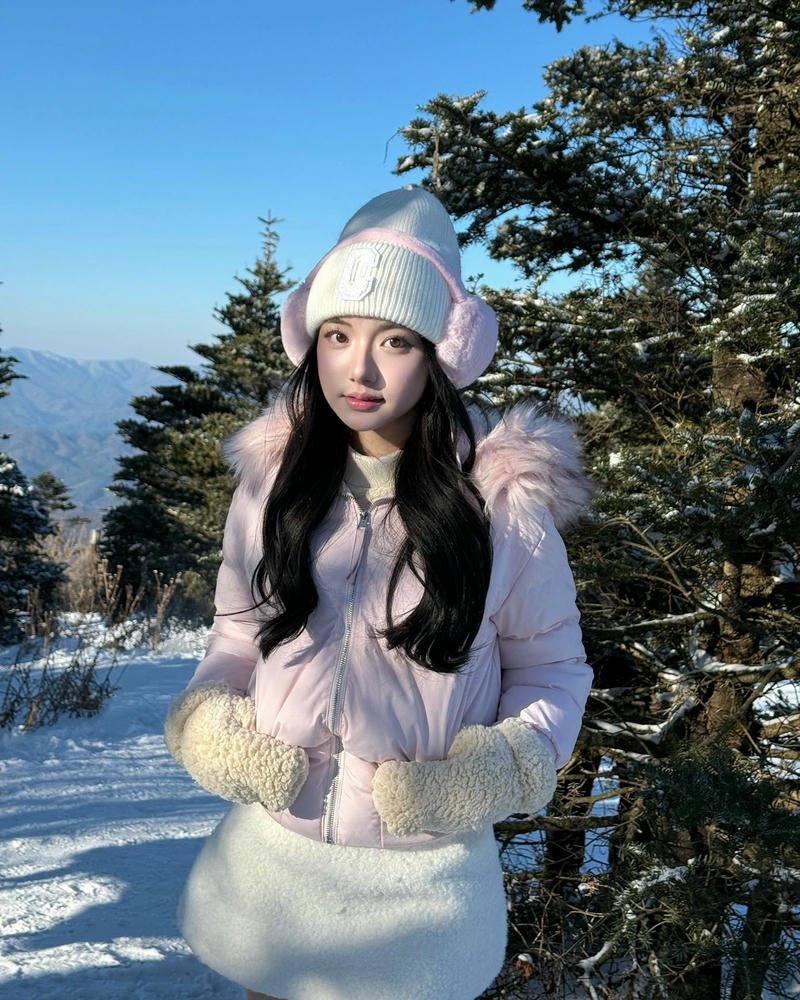Quỳnh Trương mùa đông đội mũ len trắng giữa trời tuyết