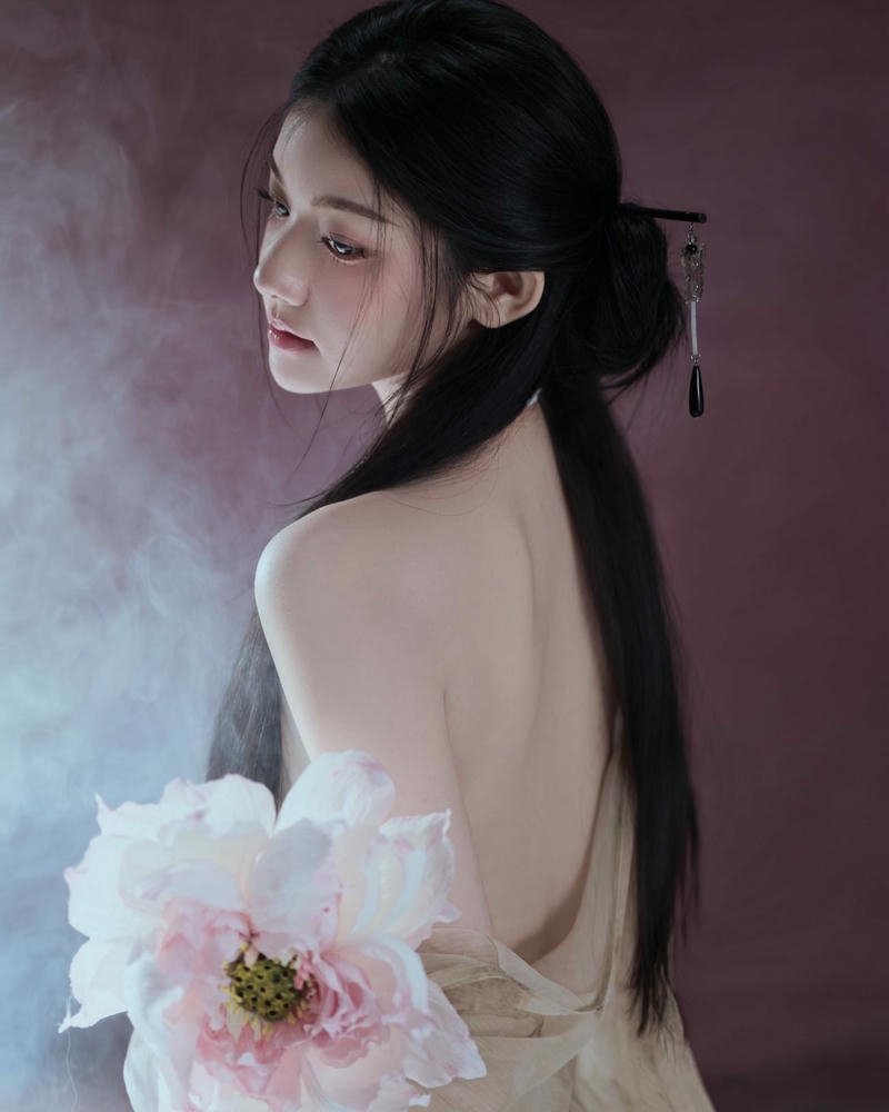 Quỳnh Trương thơ mộng khoe lưng trần với nơ tóc xinh