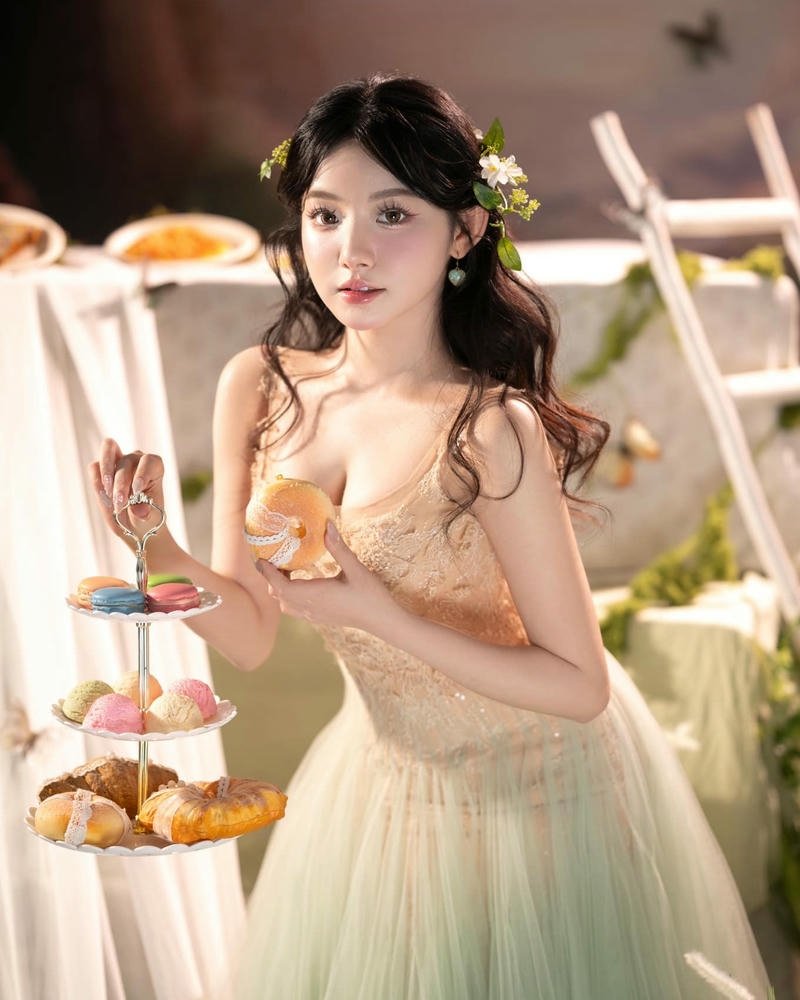 Quỳnh Trương tiểu thư ngồi thưởng thức trà chiều sang chảnh