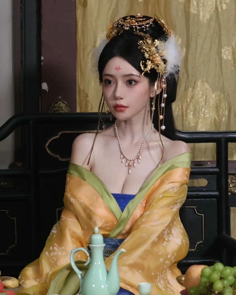 Tiểu thư cổ trang váy vàng ngồi uống trà rất tao nhã