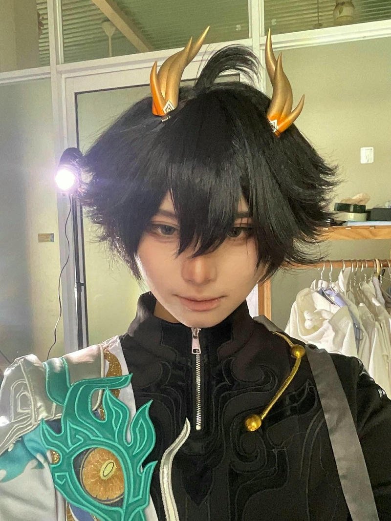 Trang phục cosplay nam sừng vàng trang phục đen bí ẩn