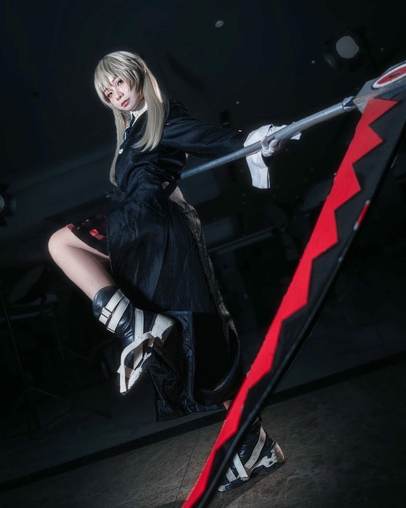 Trang phục cosplay nữ chiến binh cầm vũ khí đỏ đen lớn