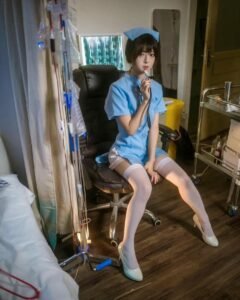 Trang phục y tá màu xanh dương ngồi ghế gỗ cổ điển