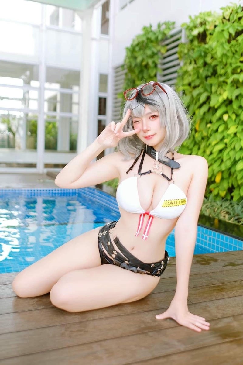 Waifu sexy cosplay mặc bikini hai mảnh tạo dáng hồ bơi