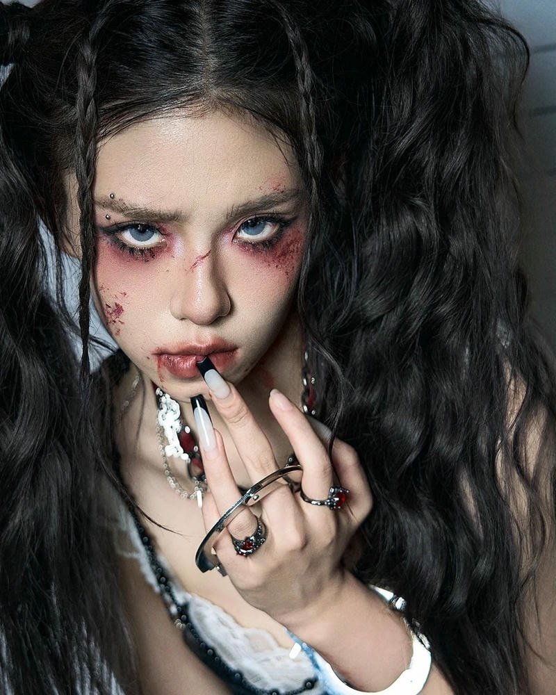 Ảnh bad girl buộc tóc hai bên trang điểm mắt đậm