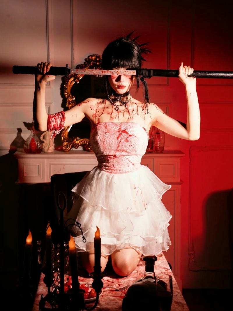 Ảnh bad girl cầm gậy bóng chày tạo dáng đèn đỏ