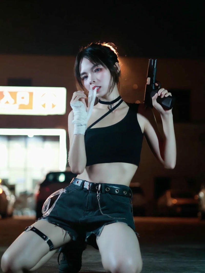 Ảnh bad girl cầm súng mặc đồ đen cực ngầu