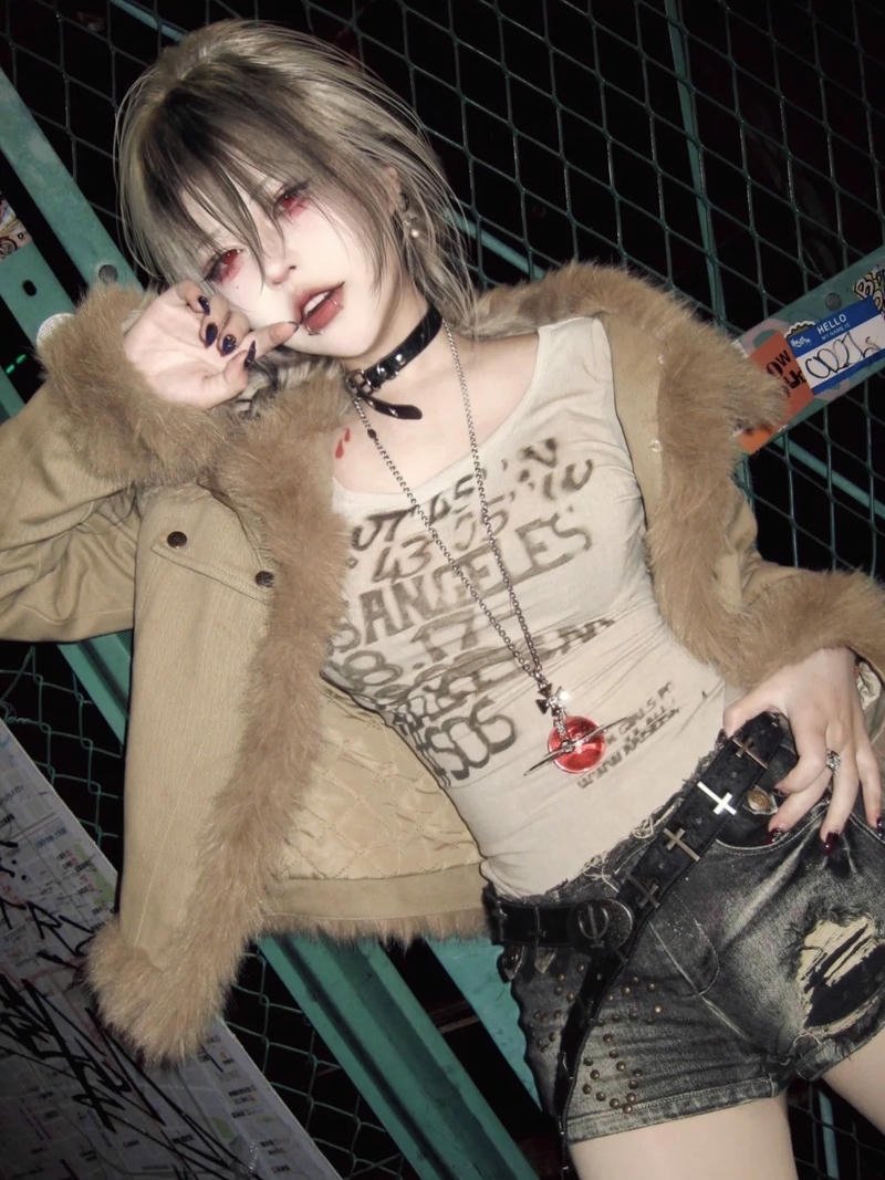 Ảnh bad girl mặc áo lông khoe hình xăm trước ngực