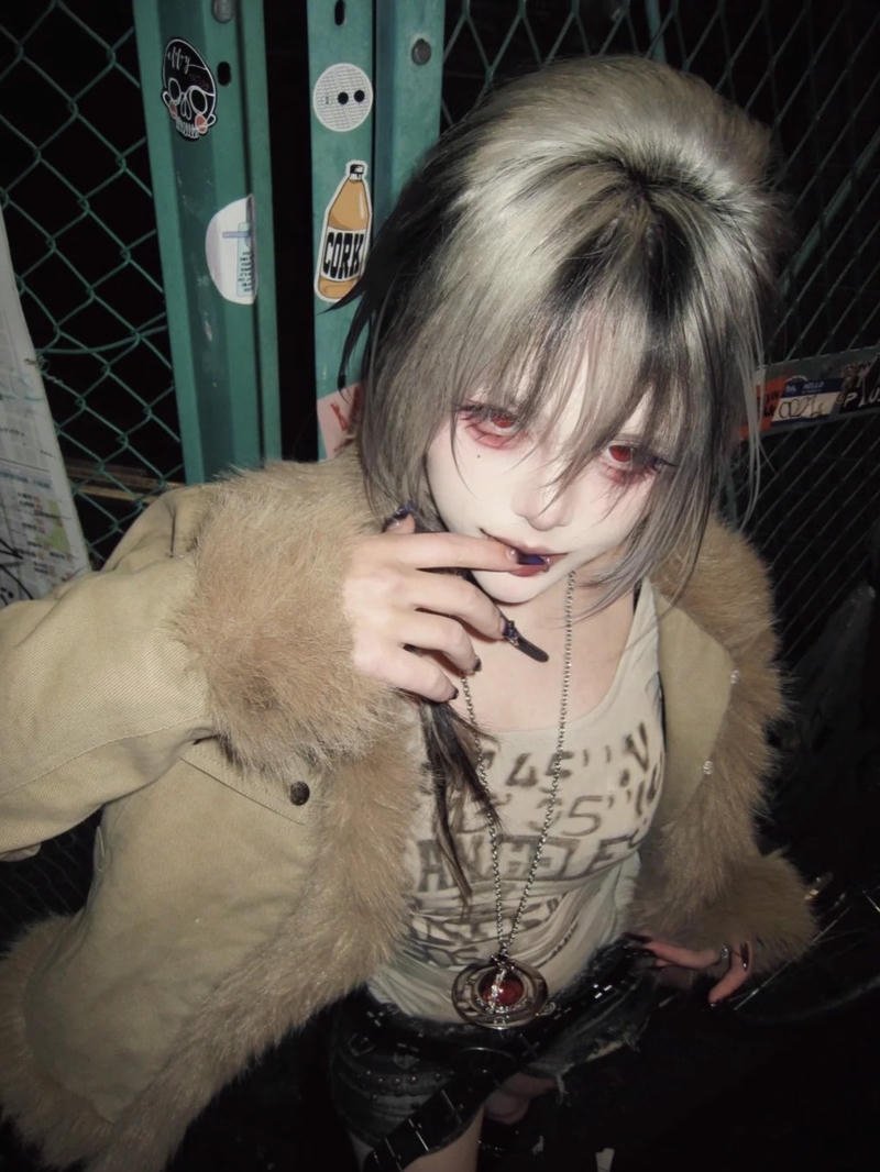 Ảnh bad girl mặc áo lông ngồi xổm chất lừ