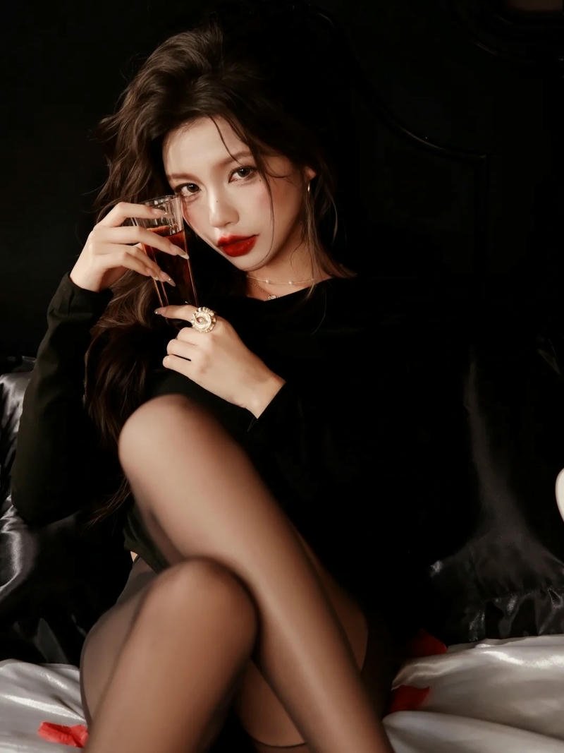 Ảnh bad girl mặc đồ đen ngồi tạo dáng lạnh lùng