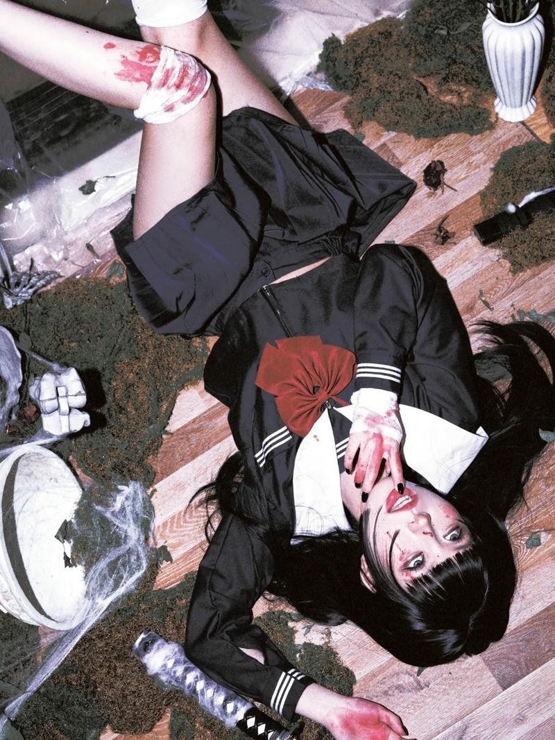 Ảnh bad girl mặc đồng phục nằm trên sàn dính máu