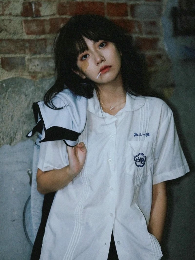 Ảnh bad girl mặc sơ mi trắng đeo balo nổi loạn