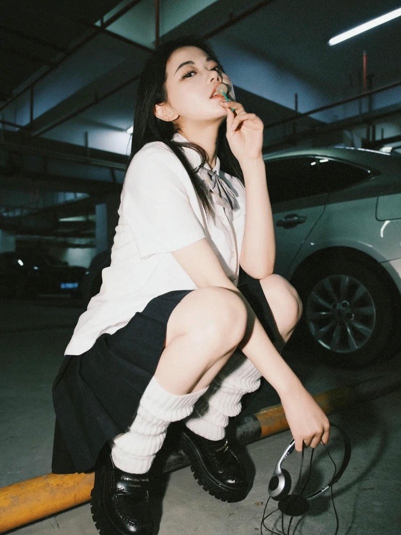 Ảnh bad girl mặc sơ mi trắng ngồi bệt cá tính