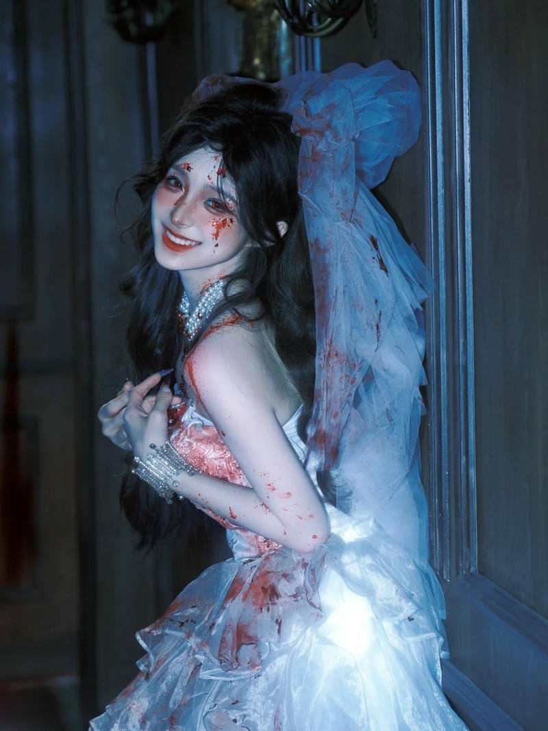 Ảnh bad girl mặc váy cô dâu ma mị trong tối