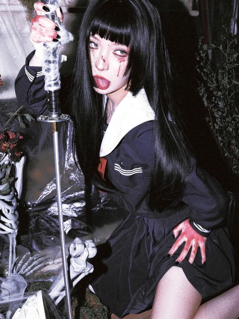 Ảnh bad girl mặc váy đen cầm kiếm nhật cực ngầu