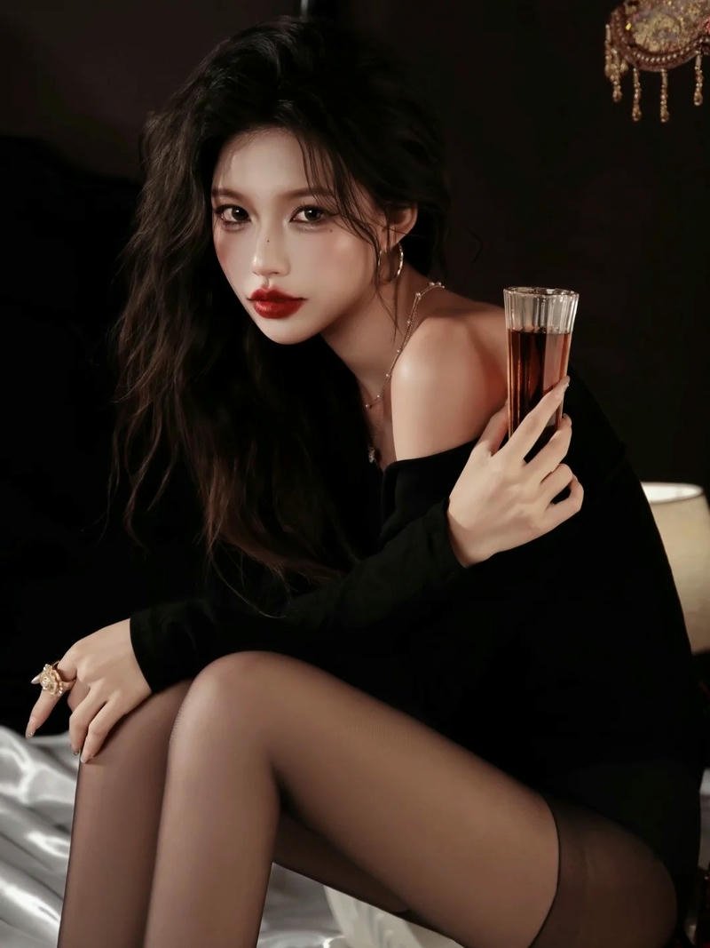 Ảnh bad girl mặc váy đen ngồi trên giường quyến rũ