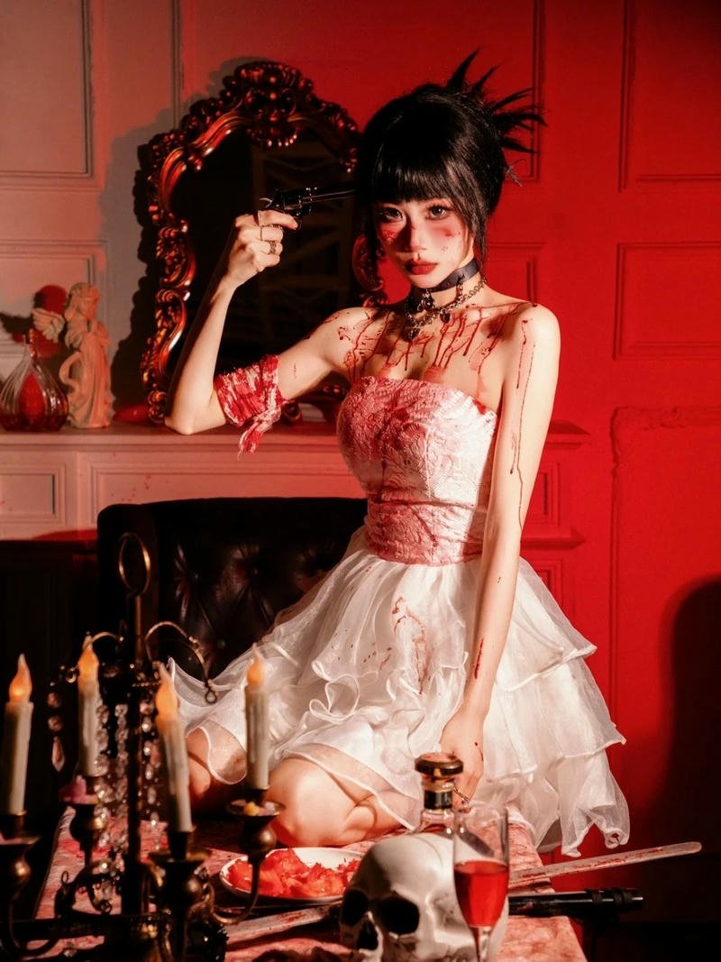 Ảnh bad girl váy trắng cầm gậy bóng chày ánh sáng đỏ