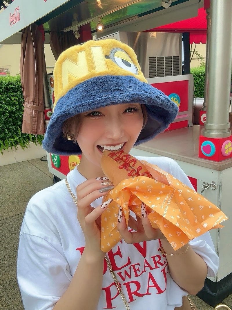 Ảnh gái Nhật đội mũ bucket ăn bánh mì ngon