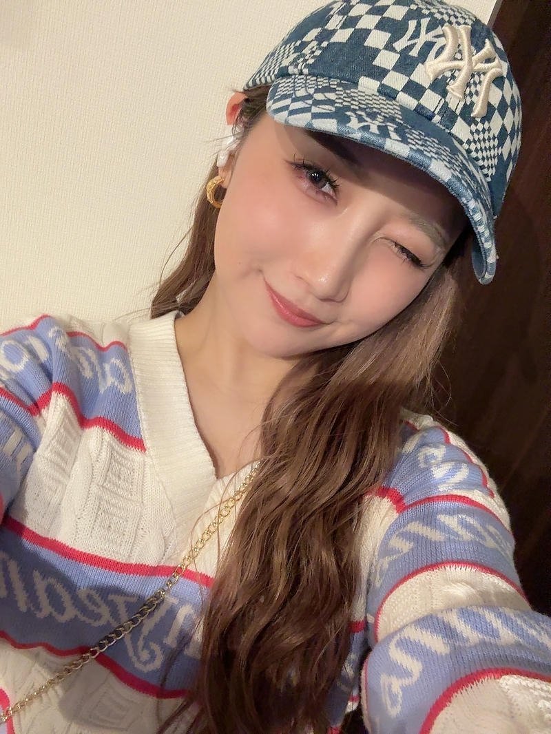 Ảnh gái Nhật đội mũ lưỡi trai cười tươi tắn