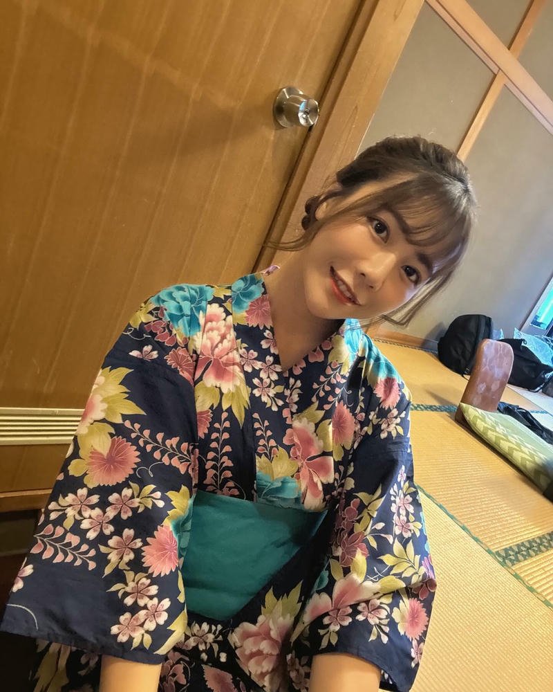 Ảnh gái Nhật mặc Kimono hoa ngồi trên chiếu Tatami