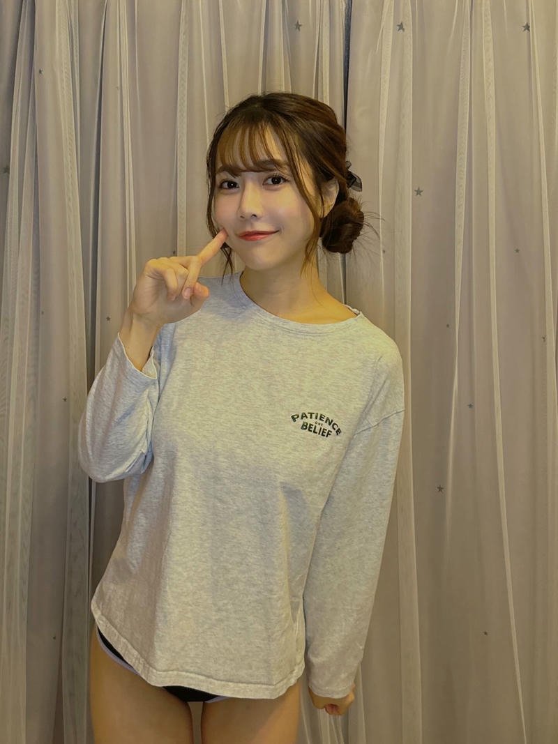 Ảnh gái Nhật mặc áo thun trắng tay dài đơn giản