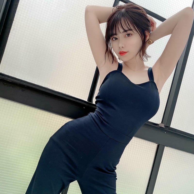 Ảnh gái Nhật mặc đồ bơi xanh dáng người đẹp