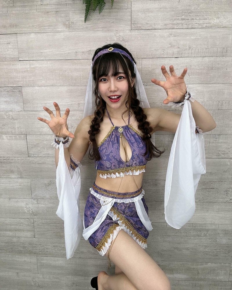 Ảnh gái Nhật mặc trang phục biểu diễn màu tím