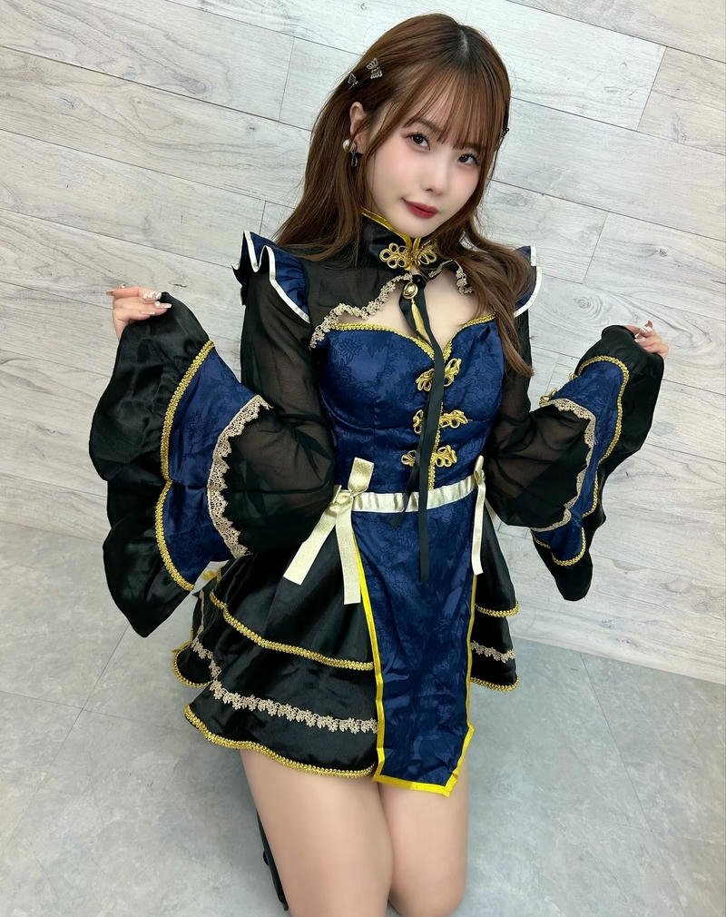 Ảnh gái Nhật mặc váy ngắn xanh đen đứng tạo dáng