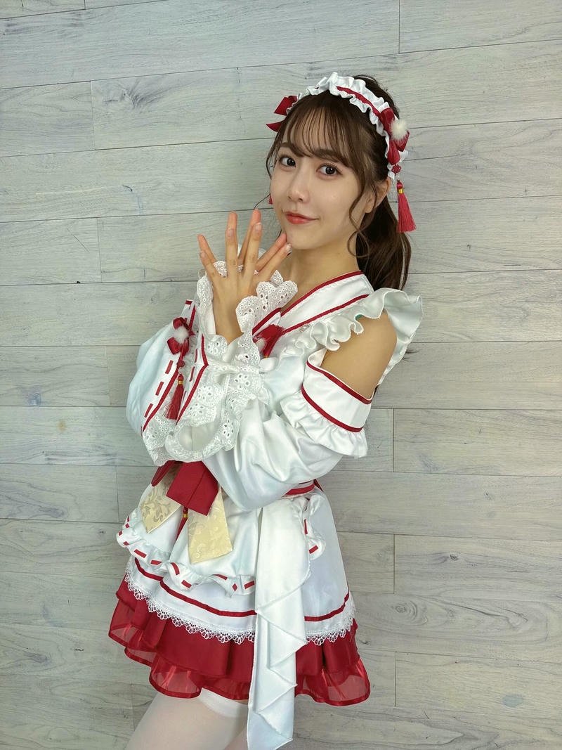 Ảnh gái Nhật mặc váy trắng đỏ kiểu dáng dễ thương