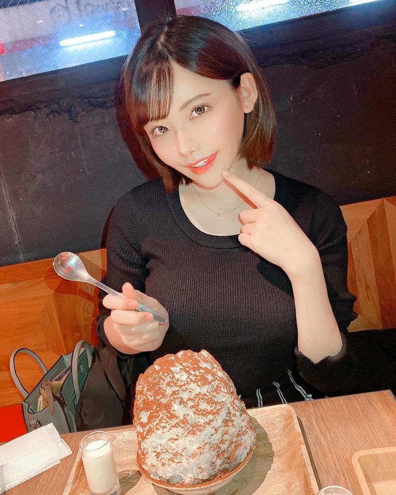 Ảnh gái Nhật ngồi ăn tại nhà hàng sang trọng