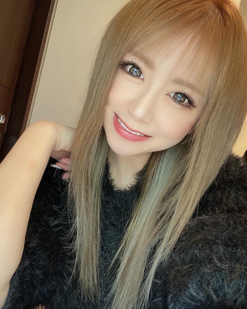 Ảnh gái Nhật tóc vàng buông xõa nhìn ống kính