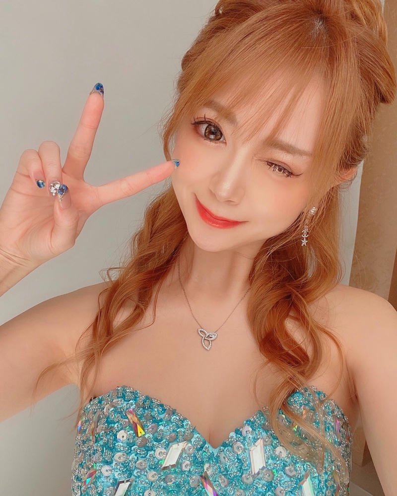 Ảnh gái Nhật tóc vàng tạo dáng tay chữ V