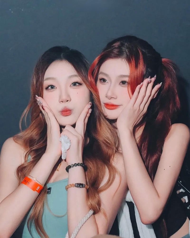 Ảnh gái đi bar chụp cùng bạn thân tạo dáng cute