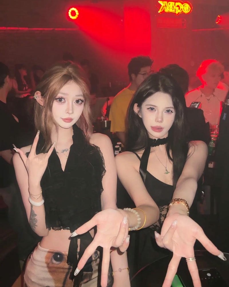 Ảnh gái đi bar cùng bạn thân mặc đồ đen chất