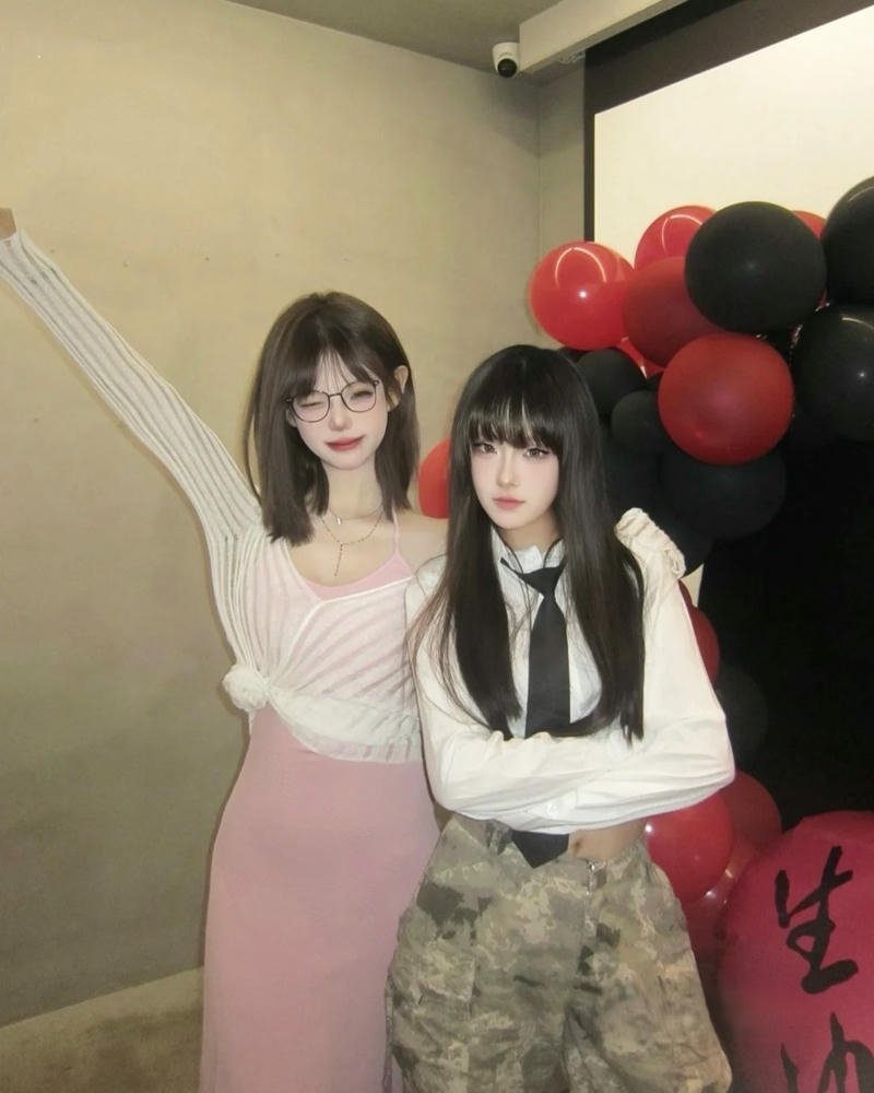 Ảnh gái đi bar đứng tạo dáng cùng bạn thân xinh