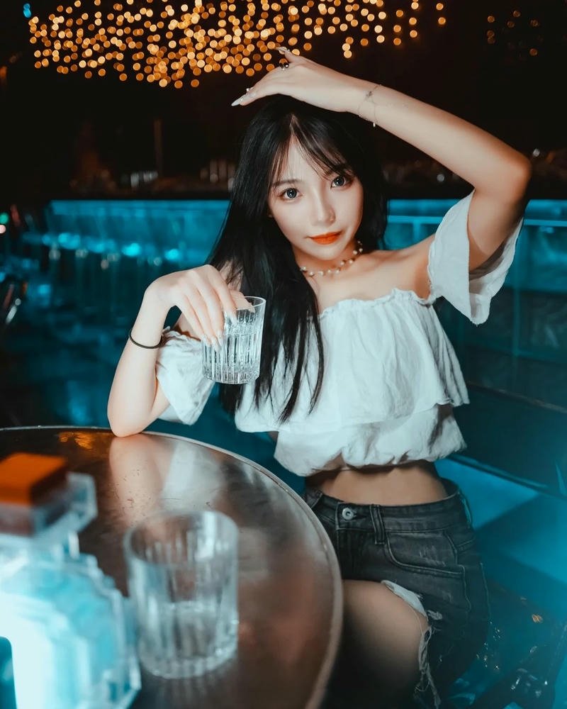 Ảnh gái đi bar mặc áo trắng trễ vai ngồi buồn