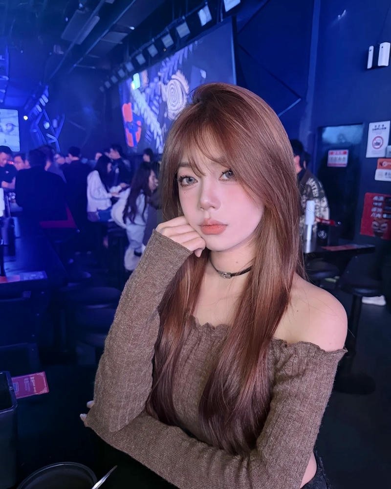 Ảnh gái đi bar mặc áo trễ vai nâu gợi cảm