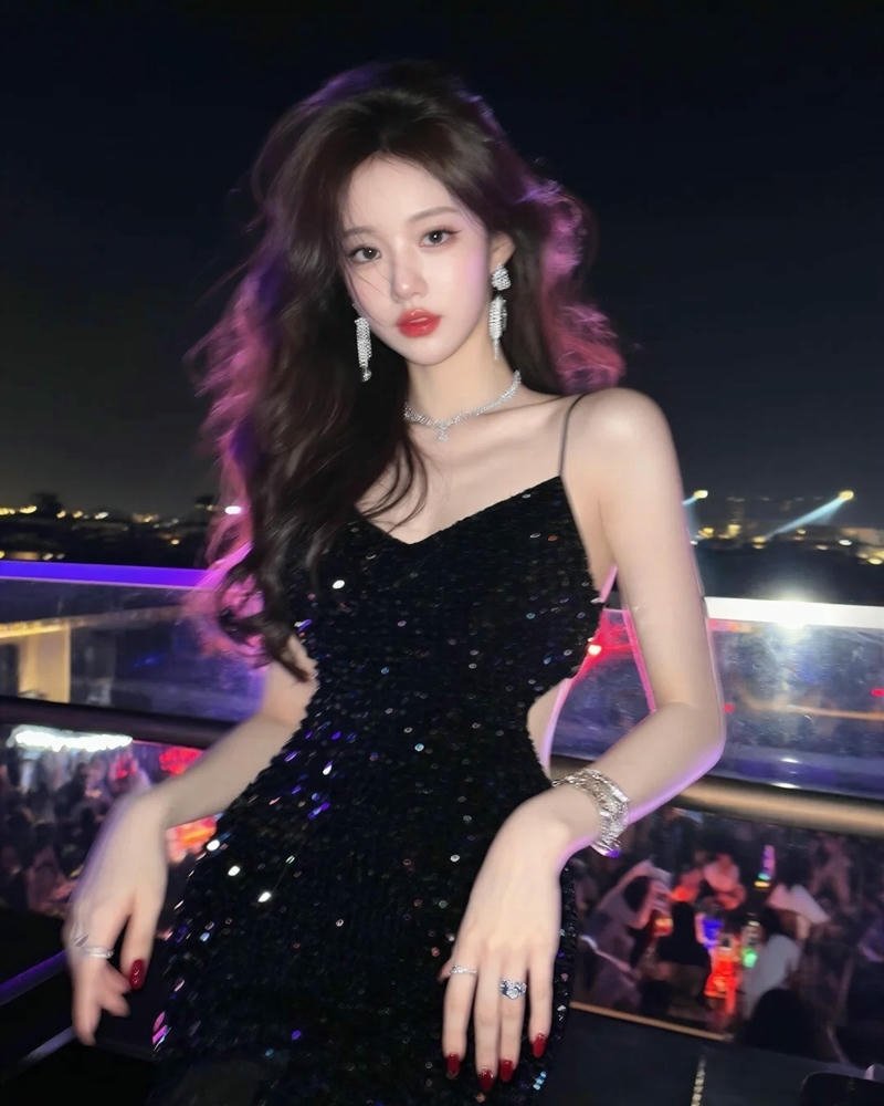 Ảnh gái đi bar mặc váy đen bó sát tôn dáng