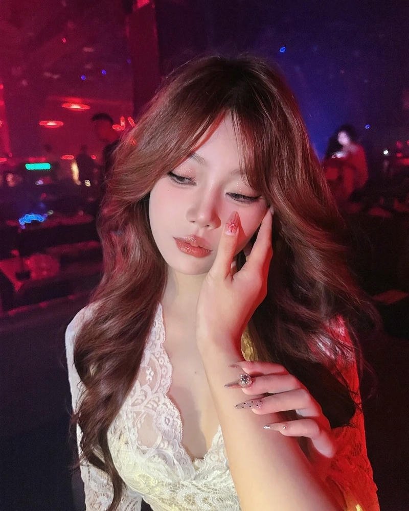 Ảnh gái đi bar tóc dài xinh đẹp ngồi thư giãn