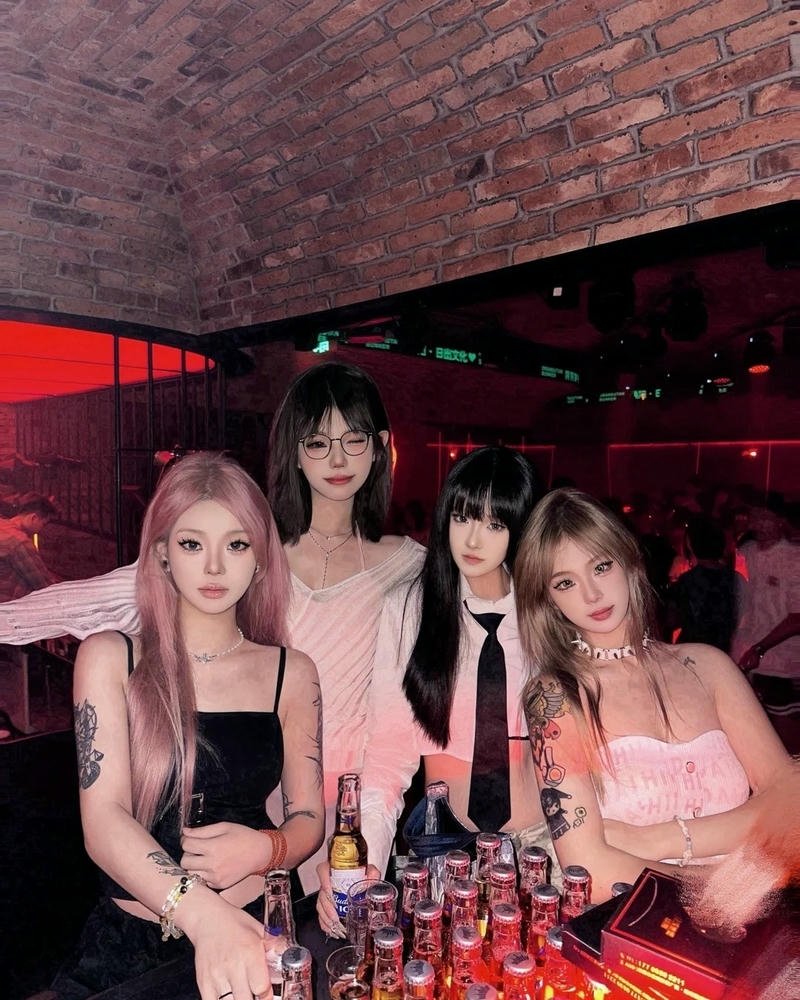 Ảnh gái đi bar tụ tập bạn bè vui vẻ cuối tuần